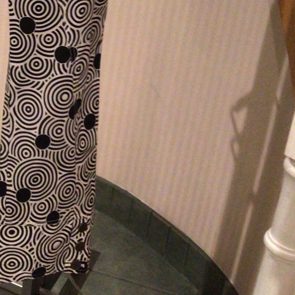 💕💕HOST PICK💕💕NWT White with black capris retro inspired spirals - Picture 4 of 5